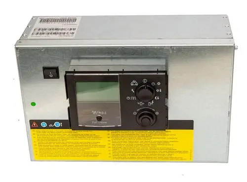 Daikin Steuerungseinheit mit Display und Bedienelementen, montiert in einem Metallgehäuse. Kennzeichnungshinweise und Sicherheitssymbole sind sichtbar.